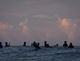 由于条件不利，巴黎奥运会冲浪预赛在塔希提岛推迟第二天举行